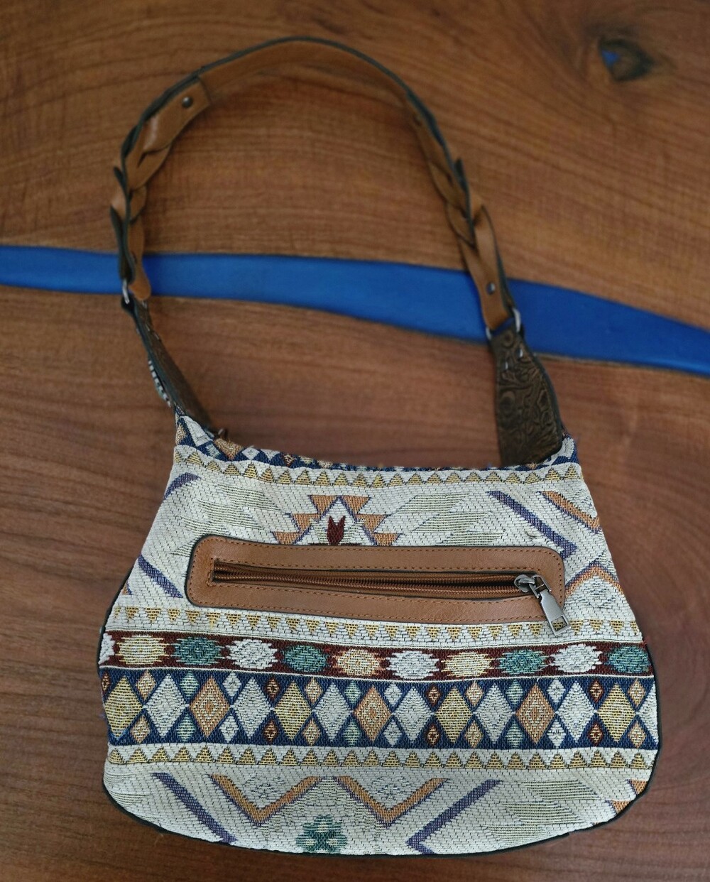western-style woven tapestry handbag featuring geometric patterns,